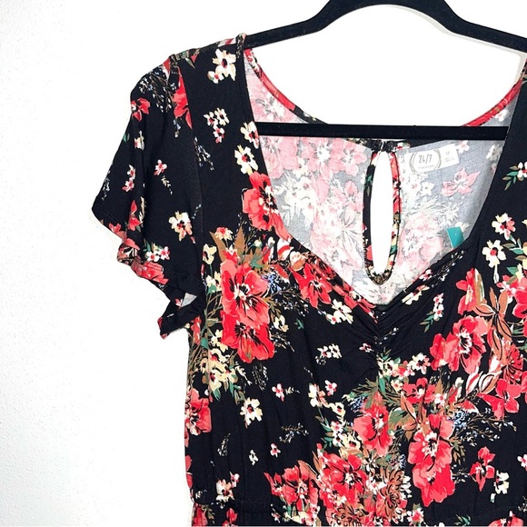 Maurices NWT Black & Red Floral Print Sweetheart Crop Jumpsuit Medium Women’s - Picture 4 of 14